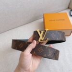 P120 配全套包装礼盒🎁 LV 这款经典而又魅力恒久的腰带外型宽大，带扣和牛仔装相得益彰，彰显一派休闲气息。易搭配各类服饰；经典不过时。宽度：40mm