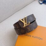 P120 配全套包装礼盒🎁 LV 这款经典而又魅力恒久的腰带外型宽大，带扣和牛仔装相得益彰，彰显一派休闲气息。易搭配各类服饰；经典不过时。宽度：40mm