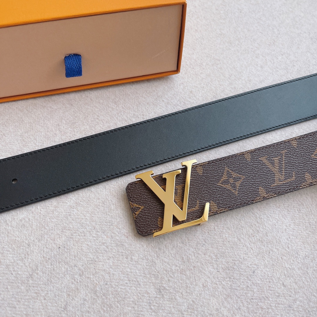 P120 配全套包装礼盒🎁 LV 这款经典而又魅力恒久的腰带外型宽大，带扣和牛仔装相得益彰，彰显一派休闲气息。易搭配各类服饰；经典不过时。宽度：40mm