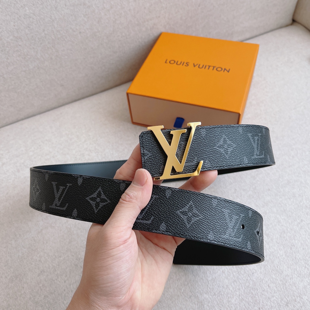 P120 配全套包装礼盒🎁 LV 这款经典而又魅力恒久的腰带外型宽大，带扣和牛仔装相得益彰，彰显一派休闲气息。易搭配各类服饰；经典不过时。宽度：40mm