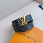P120 配全套包装礼盒🎁 LV 这款经典而又魅力恒久的腰带外型宽大，带扣和牛仔装相得益彰，彰显一派休闲气息。易搭配各类服饰；经典不过时。宽度：40mm