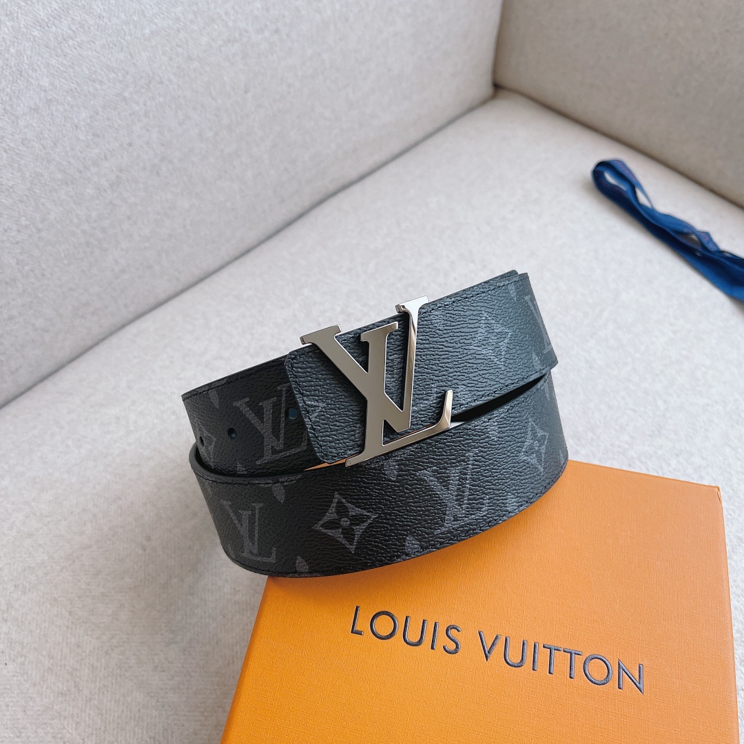 P120 配全套包装礼盒🎁 LV 这款经典而又魅力恒久的腰带外型宽大，带扣和牛仔装相得益彰，彰显一派休闲气息。易搭配各类服饰；经典不过时。宽度：40mm