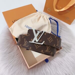 P120：配送专柜全套礼盒包装🎁。 LV 40 毫米双面腰带将 帆布和柔软小牛皮分饰两面，以摩登视角重绎路易威登的经典设计，更有 LV 字母搭扣绘上标志性一笔。搭提供多种造型选择；是服饰的理想配件。