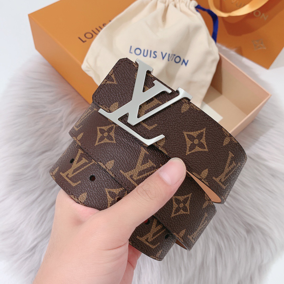 P120：配送专柜全套礼盒包装🎁。 LV 40 毫米双面腰带将 帆布和柔软小牛皮分饰两面，以摩登视角重绎路易威登的经典设计，更有 LV 字母搭扣绘上标志性一笔。搭提供多种造型选择；是服饰的理想配件。