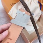 P120：配送专柜全套礼盒包装🎁。 LV 40 毫米双面腰带将 帆布和柔软小牛皮分饰两面，以摩登视角重绎路易威登的经典设计，更有 LV 字母搭扣绘上标志性一笔。搭提供多种造型选择；是服饰的理想配件。
