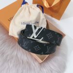 weigou_243262_0_9ff4d4b2d3 P120:配送专柜全套礼盒包装🎁。 LV 40 毫米双面腰带将 帆布和柔软小牛皮分饰两面,以摩登视角重绎路易威登的经典设计,更有 LV 字母搭扣绘上标志性一笔。搭提供多种造型选择;是服饰的理想配件。