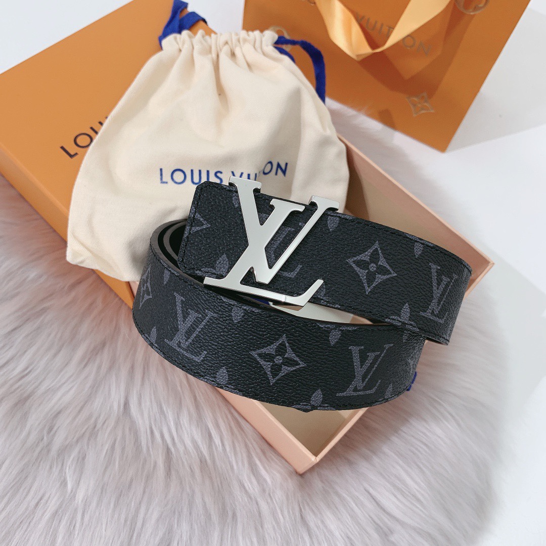 weigou_243262_0_9ff4d4b2d3 P120:配送专柜全套礼盒包装🎁。 LV 40 毫米双面腰带将 帆布和柔软小牛皮分饰两面,以摩登视角重绎路易威登的经典设计,更有 LV 字母搭扣绘上标志性一笔。搭提供多种造型选择;是服饰的理想配件。
