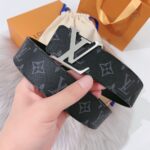 weigou_243262_1_3b672b5cb9 P120:配送专柜全套礼盒包装🎁。 LV 40 毫米双面腰带将 帆布和柔软小牛皮分饰两面,以摩登视角重绎路易威登的经典设计,更有 LV 字母搭扣绘上标志性一笔。搭提供多种造型选择;是服饰的理想配件。