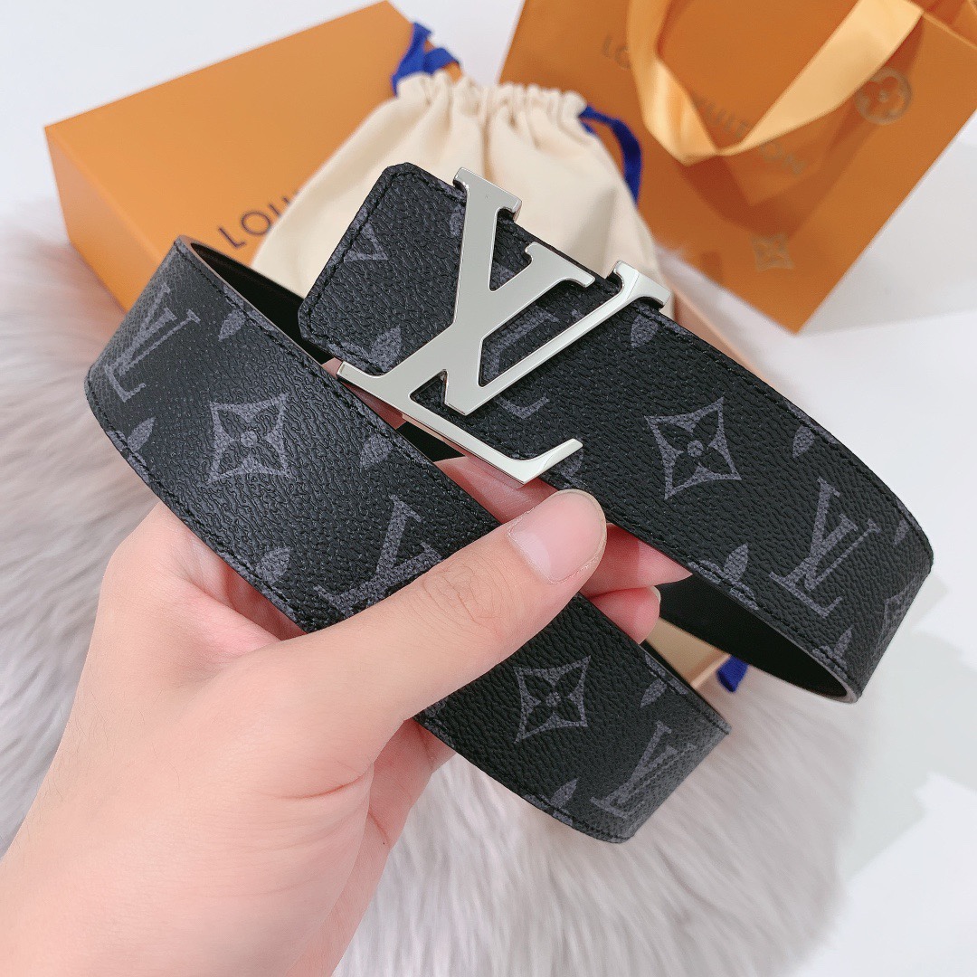 weigou_243262_1_3b672b5cb9 P120:配送专柜全套礼盒包装🎁。 LV 40 毫米双面腰带将 帆布和柔软小牛皮分饰两面,以摩登视角重绎路易威登的经典设计,更有 LV 字母搭扣绘上标志性一笔。搭提供多种造型选择;是服饰的理想配件。