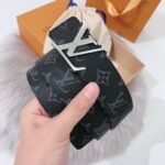 weigou_243262_4_f30a124cdf P120:配送专柜全套礼盒包装🎁。 LV 40 毫米双面腰带将 帆布和柔软小牛皮分饰两面,以摩登视角重绎路易威登的经典设计,更有 LV 字母搭扣绘上标志性一笔。搭提供多种造型选择;是服饰的理想配件。