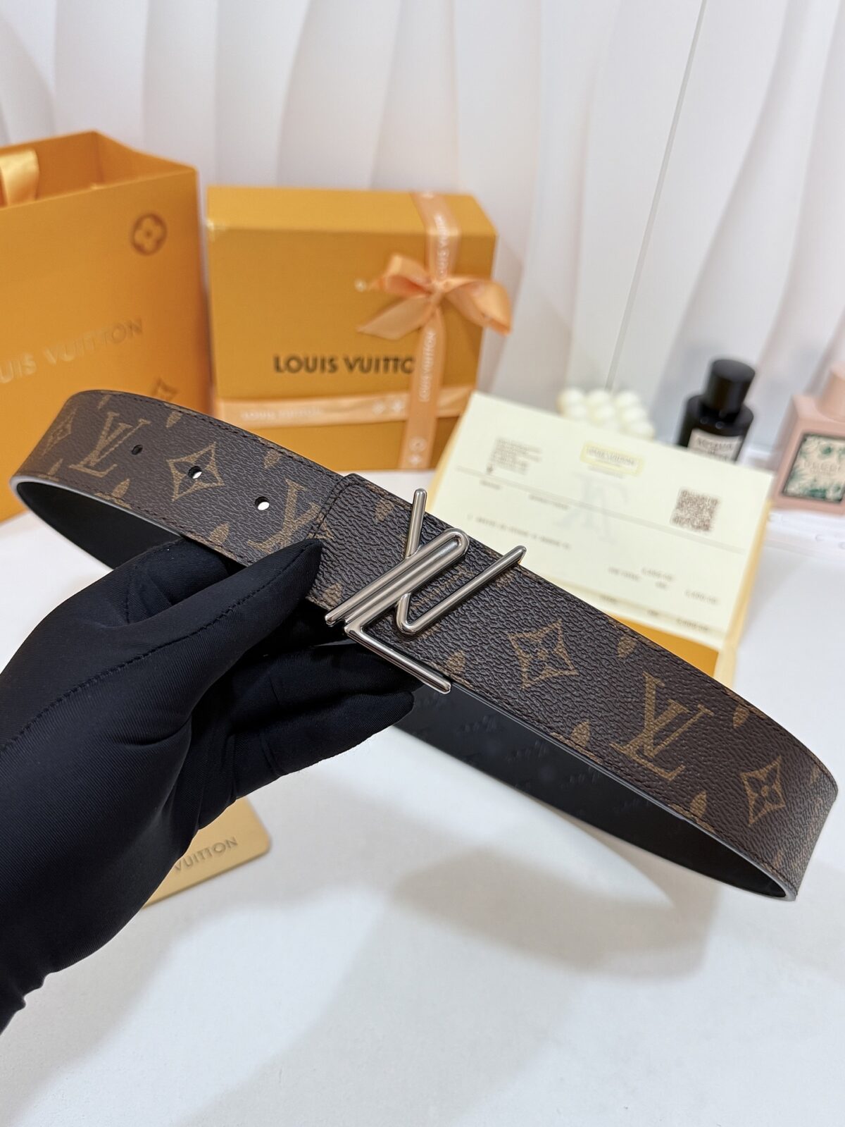 P135 LV老花铁线哑黑LV扣皮带｜40mm标准宽度 经典黑老花饰面带身，内里压纹真皮底料，触感厚实耐磨 铁线立体金属扣，层次质感出众，轻奢大气， 通勤潮流都适配✨