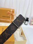 P135 LV老花铁线哑黑LV扣皮带｜40mm标准宽度 经典黑老花饰面带身，内里压纹真皮底料，触感厚实耐磨 铁线立体金属扣，层次质感出众，轻奢大气， 通勤潮流都适配✨