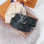 P120：配送专柜全套礼盒包装🎁。 LV 40 毫米双面腰带将 帆布和柔软小牛皮分饰两面，以摩登视角重绎路易威登的经典设计，更有 LV 字母搭扣绘上标志性一笔。搭提供多种造型选择；是服饰的理想配件。