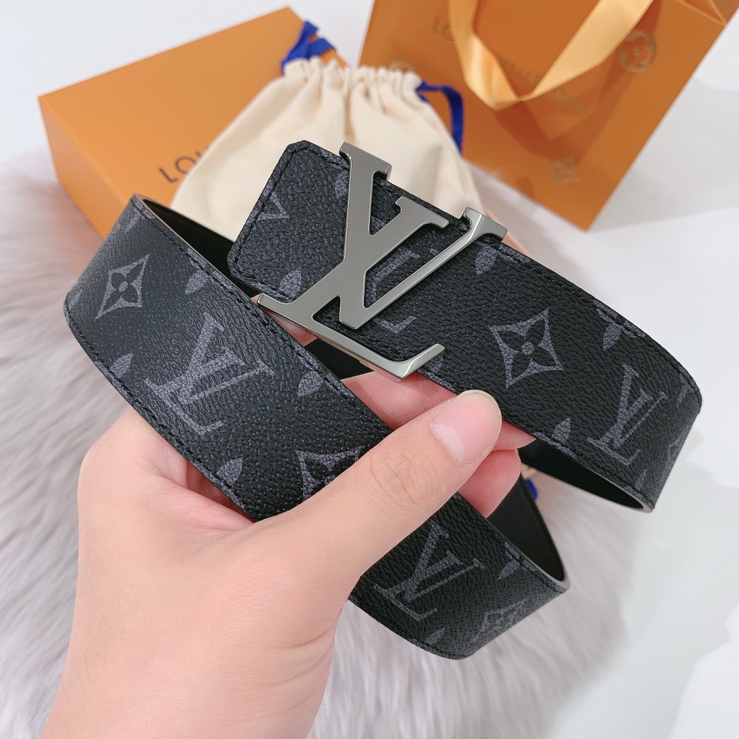 P120：配送专柜全套礼盒包装🎁。 LV 40 毫米双面腰带将 帆布和柔软小牛皮分饰两面，以摩登视角重绎路易威登的经典设计，更有 LV 字母搭扣绘上标志性一笔。搭提供多种造型选择；是服饰的理想配件。