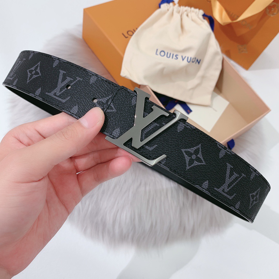 P120：配送专柜全套礼盒包装🎁。 LV 40 毫米双面腰带将 帆布和柔软小牛皮分饰两面，以摩登视角重绎路易威登的经典设计，更有 LV 字母搭扣绘上标志性一笔。搭提供多种造型选择；是服饰的理想配件。