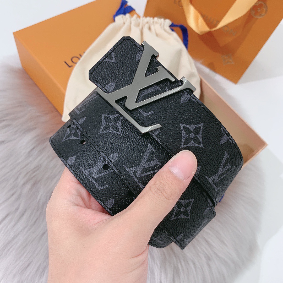 P120：配送专柜全套礼盒包装🎁。 LV 40 毫米双面腰带将 帆布和柔软小牛皮分饰两面，以摩登视角重绎路易威登的经典设计，更有 LV 字母搭扣绘上标志性一笔。搭提供多种造型选择；是服饰的理想配件。