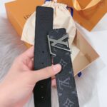 P120：配送专柜全套礼盒包装🎁。 LV 40 毫米双面腰带将 帆布和柔软小牛皮分饰两面，以摩登视角重绎路易威登的经典设计，更有 LV 字母搭扣绘上标志性一笔。搭提供多种造型选择；是服饰的理想配件。