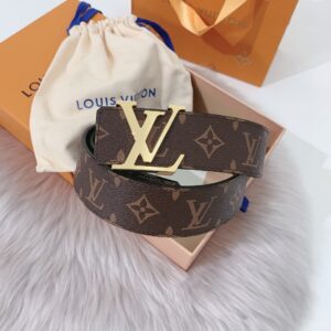 P120：配送专柜全套礼盒包装🎁。 LV 40 毫米双面腰带将 帆布和柔软小牛皮分饰两面，以摩登视角重绎路易威登的经典设计，更有 LV 字母搭扣绘上标志性一笔。搭提供多种造型选择；是服饰的理想配件。