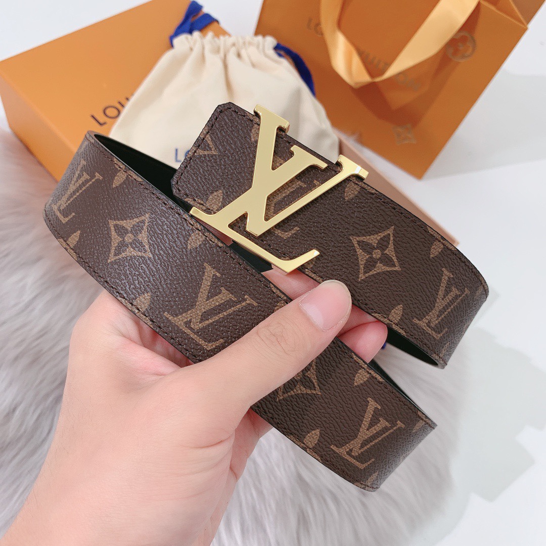 P120：配送专柜全套礼盒包装🎁。 LV 40 毫米双面腰带将 帆布和柔软小牛皮分饰两面，以摩登视角重绎路易威登的经典设计，更有 LV 字母搭扣绘上标志性一笔。搭提供多种造型选择；是服饰的理想配件。