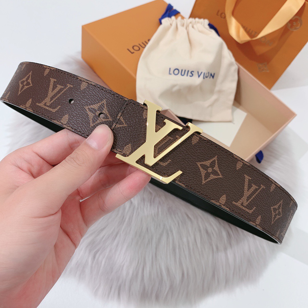 P120：配送专柜全套礼盒包装🎁。 LV 40 毫米双面腰带将 帆布和柔软小牛皮分饰两面，以摩登视角重绎路易威登的经典设计，更有 LV 字母搭扣绘上标志性一笔。搭提供多种造型选择；是服饰的理想配件。