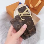 P120：配送专柜全套礼盒包装🎁。 LV 40 毫米双面腰带将 帆布和柔软小牛皮分饰两面，以摩登视角重绎路易威登的经典设计，更有 LV 字母搭扣绘上标志性一笔。搭提供多种造型选择；是服饰的理想配件。