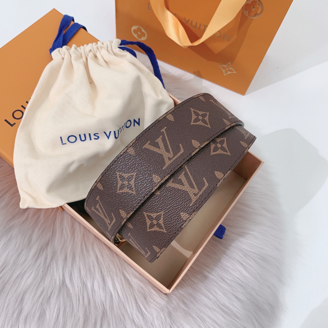 P120：配送专柜全套礼盒包装🎁。 LV 40 毫米双面腰带将 帆布和柔软小牛皮分饰两面，以摩登视角重绎路易威登的经典设计，更有 LV 字母搭扣绘上标志性一笔。搭提供多种造型选择；是服饰的理想配件。