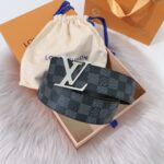 P120：配送专柜全套礼盒包装🎁。 LV 40 毫米双面腰带将 帆布和柔软小牛皮分饰两面，以摩登视角重绎路易威登的经典设计，更有 LV 字母搭扣绘上标志性一笔。搭提供多种造型选择；是服饰的理想配件。