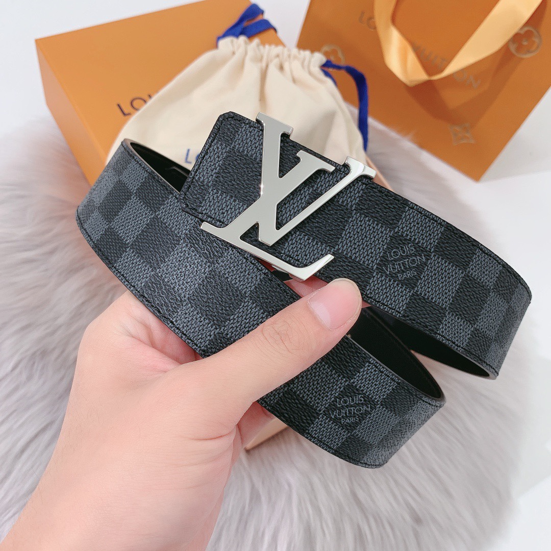 P120：配送专柜全套礼盒包装🎁。 LV 40 毫米双面腰带将 帆布和柔软小牛皮分饰两面，以摩登视角重绎路易威登的经典设计，更有 LV 字母搭扣绘上标志性一笔。搭提供多种造型选择；是服饰的理想配件。