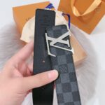 P120：配送专柜全套礼盒包装🎁。 LV 40 毫米双面腰带将 帆布和柔软小牛皮分饰两面，以摩登视角重绎路易威登的经典设计，更有 LV 字母搭扣绘上标志性一笔。搭提供多种造型选择；是服饰的理想配件。