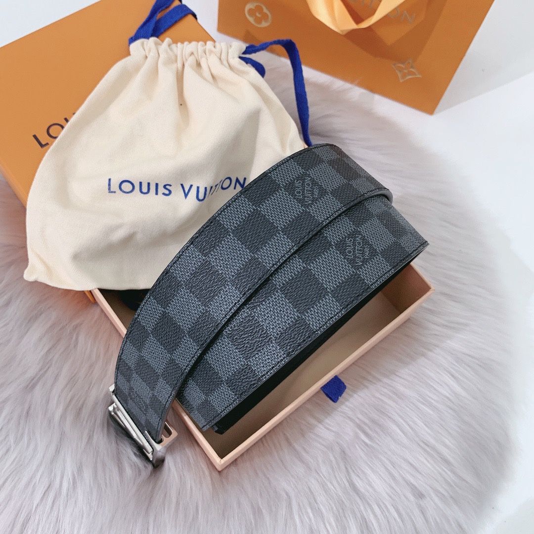 P120：配送专柜全套礼盒包装🎁。 LV 40 毫米双面腰带将 帆布和柔软小牛皮分饰两面，以摩登视角重绎路易威登的经典设计，更有 LV 字母搭扣绘上标志性一笔。搭提供多种造型选择；是服饰的理想配件。