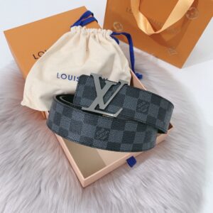 P120：配送专柜全套礼盒包装🎁。 LV 40 毫米双面腰带将 帆布和柔软小牛皮分饰两面，以摩登视角重绎路易威登的经典设计，更有 LV 字母搭扣绘上标志性一笔。搭提供多种造型选择；是服饰的理想配件。