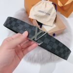 P120：配送专柜全套礼盒包装🎁。 LV 40 毫米双面腰带将 帆布和柔软小牛皮分饰两面，以摩登视角重绎路易威登的经典设计，更有 LV 字母搭扣绘上标志性一笔。搭提供多种造型选择；是服饰的理想配件。
