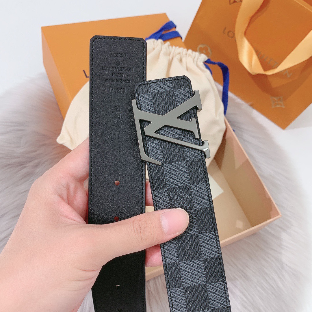P120：配送专柜全套礼盒包装🎁。 LV 40 毫米双面腰带将 帆布和柔软小牛皮分饰两面，以摩登视角重绎路易威登的经典设计，更有 LV 字母搭扣绘上标志性一笔。搭提供多种造型选择；是服饰的理想配件。