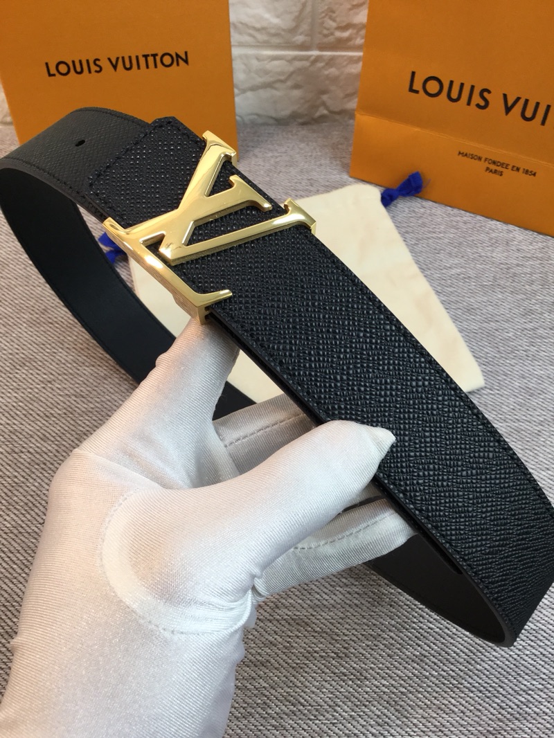P120 ：配送专柜全套礼盒包装🎁。 Lv：原单头层牛皮十字纹面,內衬头层小牛皮底.这款经典而又魅力恒久的腰带外型宽大，带扣和牛仔装相得益彰，彰显一派休闲气息.专柜宽度