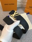 P120 ：配送专柜全套礼盒包装🎁。 Lv：原单头层牛皮十字纹面,內衬头层小牛皮底.这款经典而又魅力恒久的腰带外型宽大，带扣和牛仔装相得益彰，彰显一派休闲气息.专柜宽度