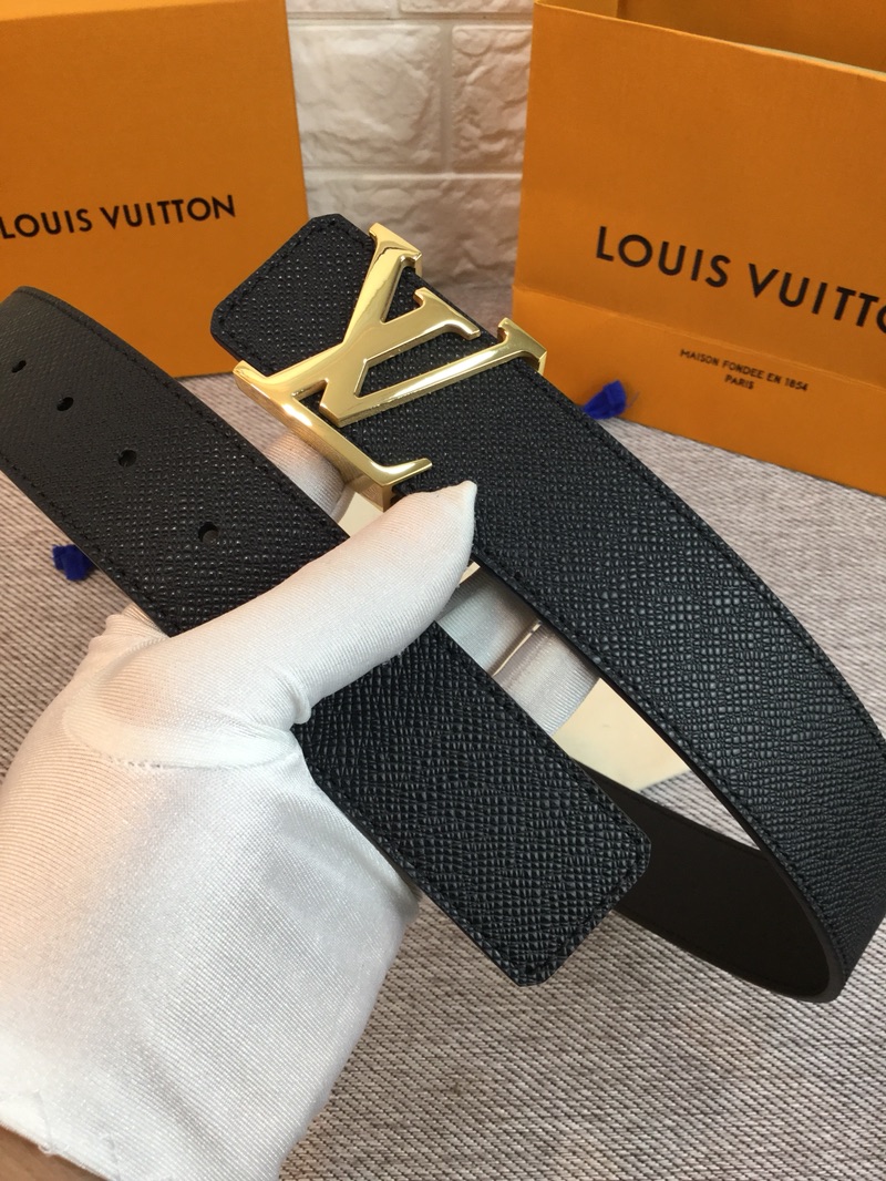 P120 ：配送专柜全套礼盒包装🎁。 Lv：原单头层牛皮十字纹面,內衬头层小牛皮底.这款经典而又魅力恒久的腰带外型宽大，带扣和牛仔装相得益彰，彰显一派休闲气息.专柜宽度