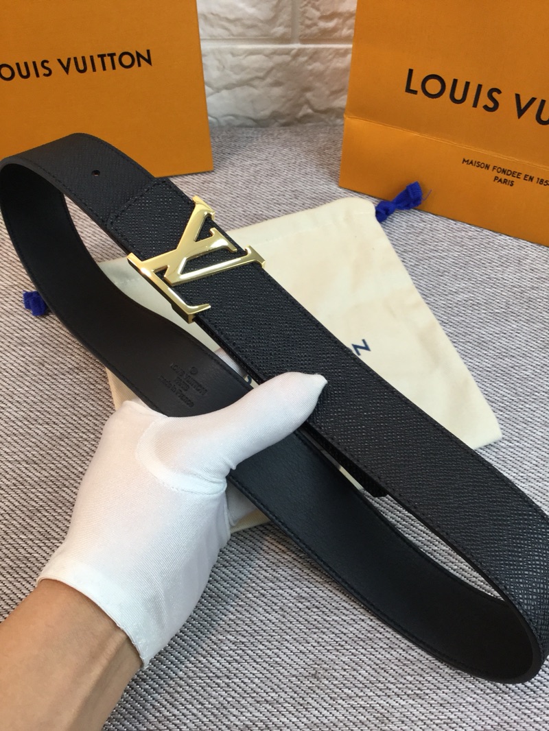 P120 ：配送专柜全套礼盒包装🎁。 Lv：原单头层牛皮十字纹面,內衬头层小牛皮底.这款经典而又魅力恒久的腰带外型宽大，带扣和牛仔装相得益彰，彰显一派休闲气息.专柜宽度