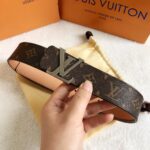 P120 ：配送专柜全套礼盒包装🎁。 Lv：原单头层牛皮十字纹面,內衬头层小牛皮底.这款经典而又魅力恒久的腰带外型宽大，带扣和牛仔装相得益彰，彰显一派休闲气息.专柜宽度