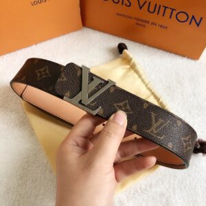 weigou_243409_0_58ad60985b P120 :配送专柜全套礼盒包装🎁。 Lv:原单头层牛皮十字纹面,內衬头层小牛皮底.这款经典而又魅力恒久的腰带外型宽大,带扣和牛仔装相得益彰,彰显一派休闲气息.专柜宽度