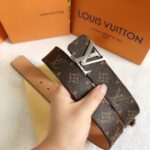 P120 ：配送专柜全套礼盒包装🎁。 Lv：原单头层牛皮十字纹面,內衬头层小牛皮底.这款经典而又魅力恒久的腰带外型宽大，带扣和牛仔装相得益彰，彰显一派休闲气息.专柜宽度