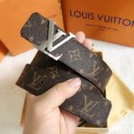 P120 ：配送专柜全套礼盒包装🎁。 Lv：原单头层牛皮十字纹面,內衬头层小牛皮底.这款经典而又魅力恒久的腰带外型宽大，带扣和牛仔装相得益彰，彰显一派休闲气息.专柜宽度