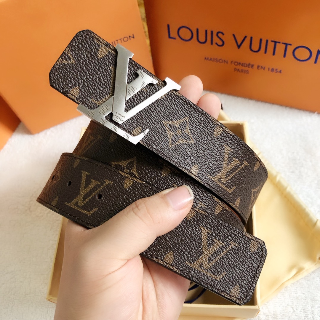 P120 ：配送专柜全套礼盒包装🎁。 Lv：原单头层牛皮十字纹面,內衬头层小牛皮底.这款经典而又魅力恒久的腰带外型宽大，带扣和牛仔装相得益彰，彰显一派休闲气息.专柜宽度