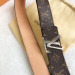 P120 ：配送专柜全套礼盒包装🎁。 Lv：原单头层牛皮十字纹面,內衬头层小牛皮底.这款经典而又魅力恒久的腰带外型宽大，带扣和牛仔装相得益彰，彰显一派休闲气息.专柜宽度