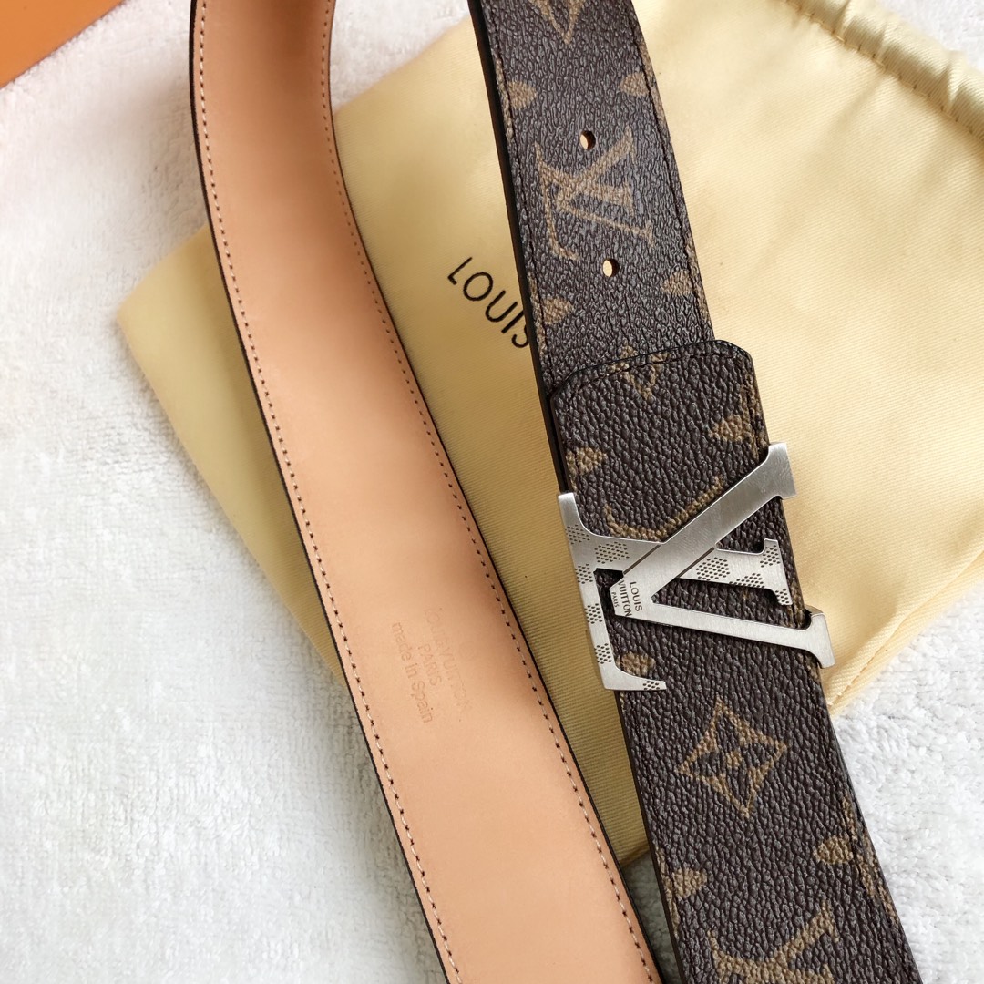 P120 ：配送专柜全套礼盒包装🎁。 Lv：原单头层牛皮十字纹面,內衬头层小牛皮底.这款经典而又魅力恒久的腰带外型宽大，带扣和牛仔装相得益彰，彰显一派休闲气息.专柜宽度