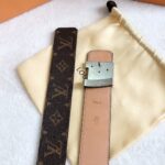 P120 ：配送专柜全套礼盒包装🎁。 Lv：原单头层牛皮十字纹面,內衬头层小牛皮底.这款经典而又魅力恒久的腰带外型宽大，带扣和牛仔装相得益彰，彰显一派休闲气息.专柜宽度