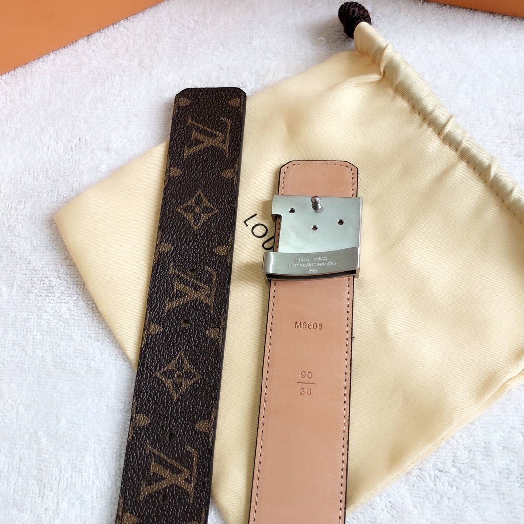 P120 ：配送专柜全套礼盒包装🎁。 Lv：原单头层牛皮十字纹面,內衬头层小牛皮底.这款经典而又魅力恒久的腰带外型宽大，带扣和牛仔装相得益彰，彰显一派休闲气息.专柜宽度