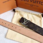 P120 ：配送专柜全套礼盒包装🎁。 Lv：原单头层牛皮十字纹面,內衬头层小牛皮底.这款经典而又魅力恒久的腰带外型宽大，带扣和牛仔装相得益彰，彰显一派休闲气息.专柜宽度