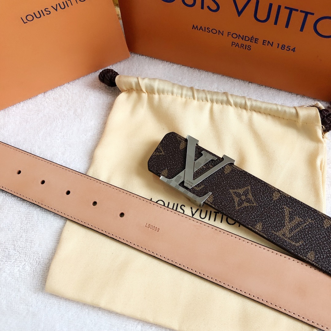 P120 ：配送专柜全套礼盒包装🎁。 Lv：原单头层牛皮十字纹面,內衬头层小牛皮底.这款经典而又魅力恒久的腰带外型宽大，带扣和牛仔装相得益彰，彰显一派休闲气息.专柜宽度