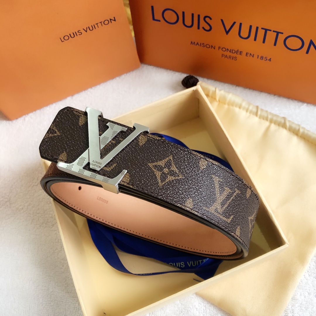P120 ：配送专柜全套礼盒包装🎁。 Lv：原单头层牛皮十字纹面,內衬头层小牛皮底.这款经典而又魅力恒久的腰带外型宽大，带扣和牛仔装相得益彰，彰显一派休闲气息.专柜宽度