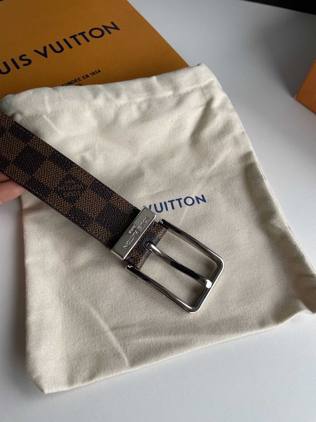 P140 腰带皮带 LV 3.5cm宽全新入门级款式，丰富了帆布腰带系列，同时饰有Damier Grapgite格纹。Damier帆布腰带，小牛皮内衬、明亮镀钯黄铜搭扣、金属皮带圈上刻有路易威登巴黎英文字、搭扣边缘雕刻路易威登标志配全套包装礼盒🎁 小时前